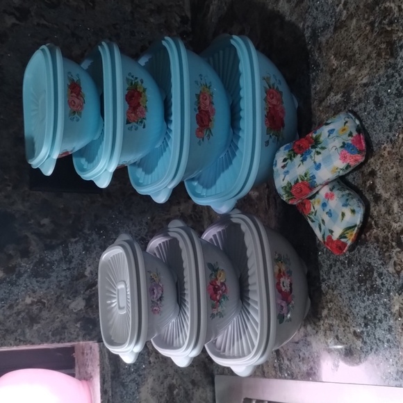 Pioneer Woman New 7 Food Storage match size lids Floral designs, 2 sponges - Picture 3 of 12